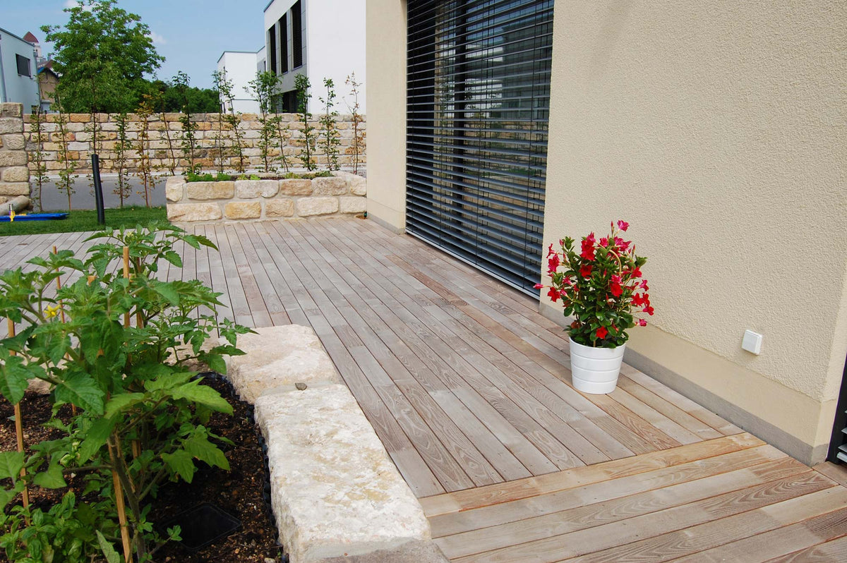 Referenz: Robinien-Terrasse mit breiten glattkant Dielen, von oben verschraubt, natürlich vergraut