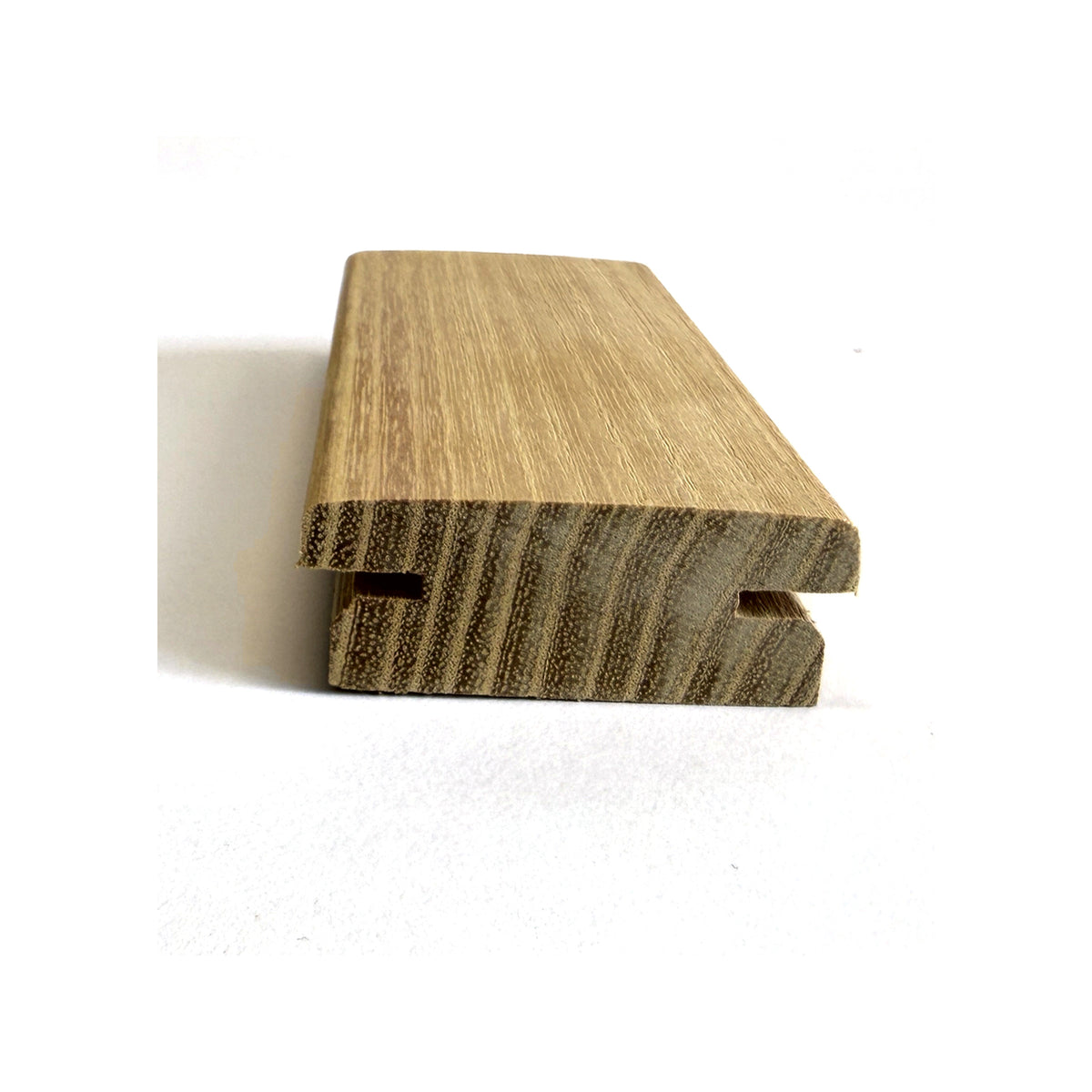 Terrassendiele Robinie PREMIUM SELECT 60 x 23 mm, genutet, keilgezinkt, bombiert – Stirnseite