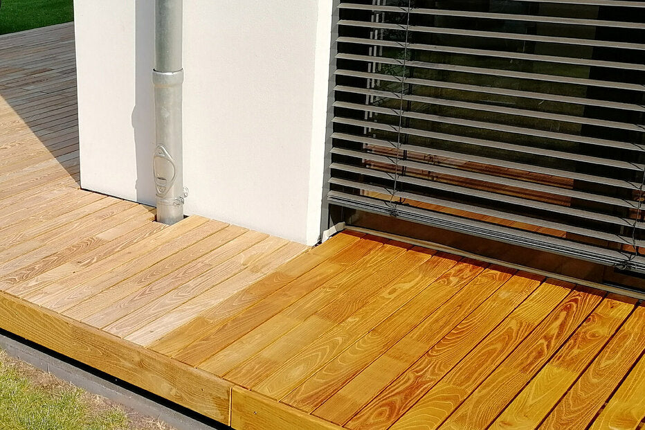 Terrasse aus Robinienholz an einem modernen Haus