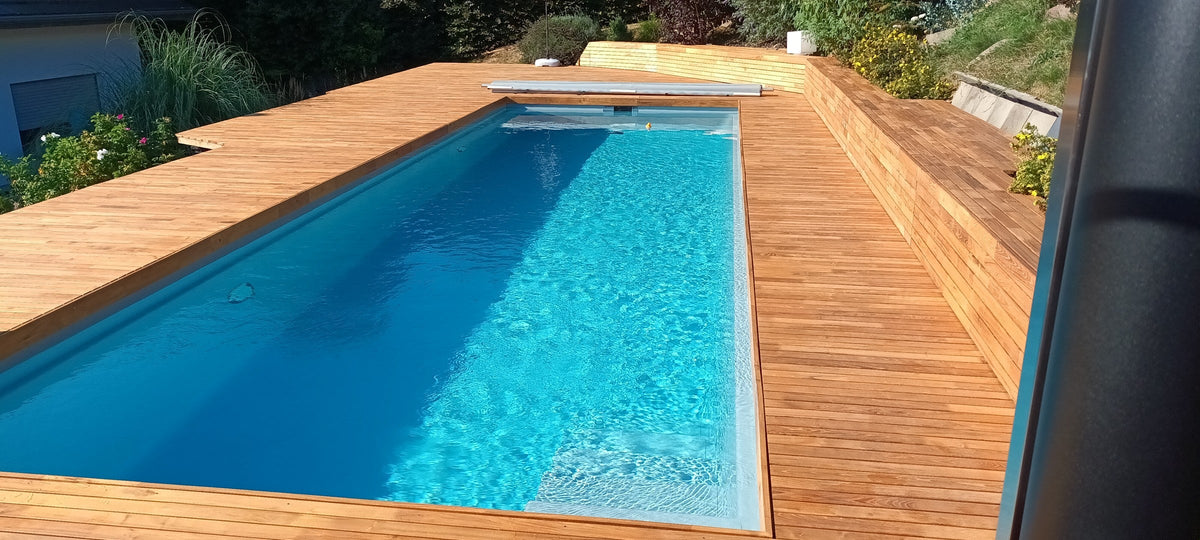 Referenz: Poolumrandung aus Robinie mit genuteten Dielen, unsichtbar befestigt