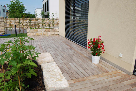 Referenz: Robinien-Terrasse mit breiten glattkant Dielen, von oben verschraubt, natürlich vergraut