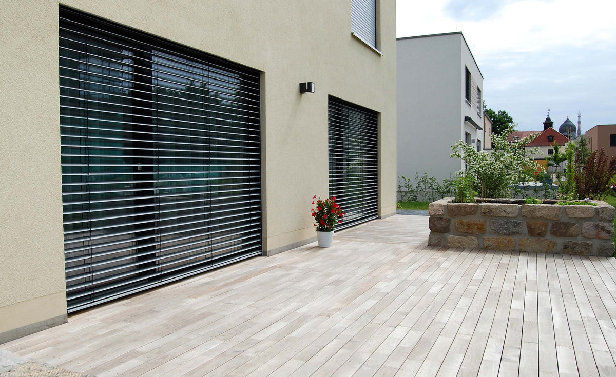 Referenz: Robinien-Terrasse mit breiten glattkant Dielen, von oben verschraubt, natürlich vergraut – Detail