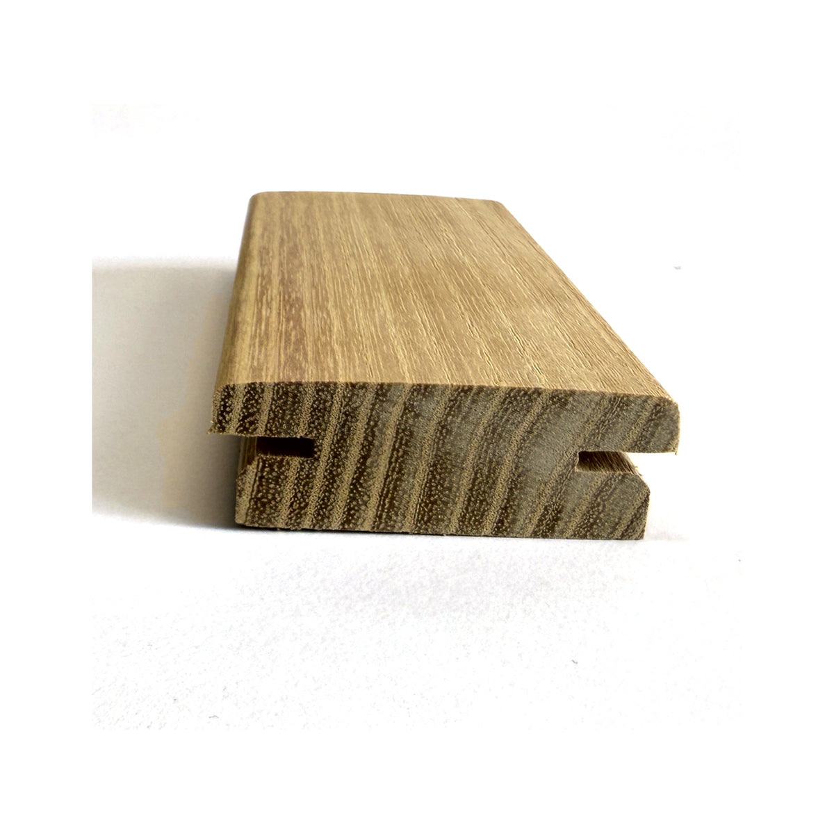 Terrassendiele Robinie BASIC (2. Wahl) 60 x 21 mm, genutet, keilgezinkt, bombiert – Stirnseite