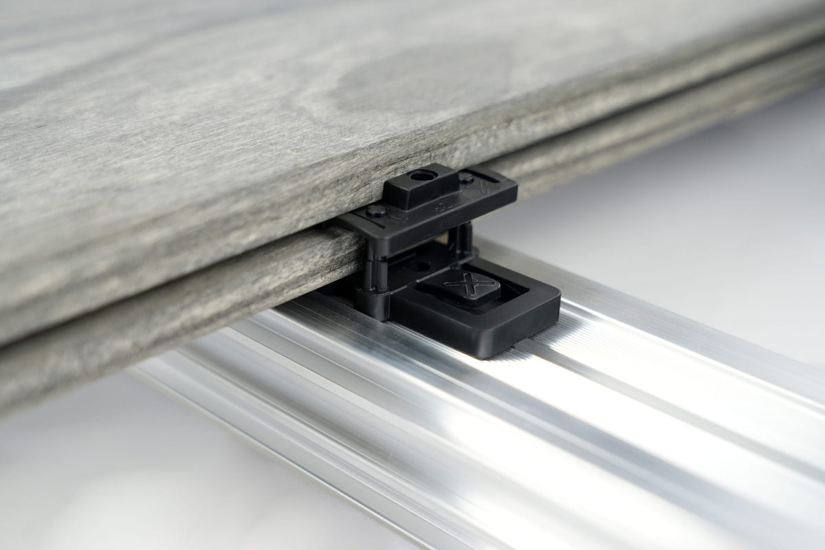 Terrassenverbinder LIGO an Acetylholz-Diele
