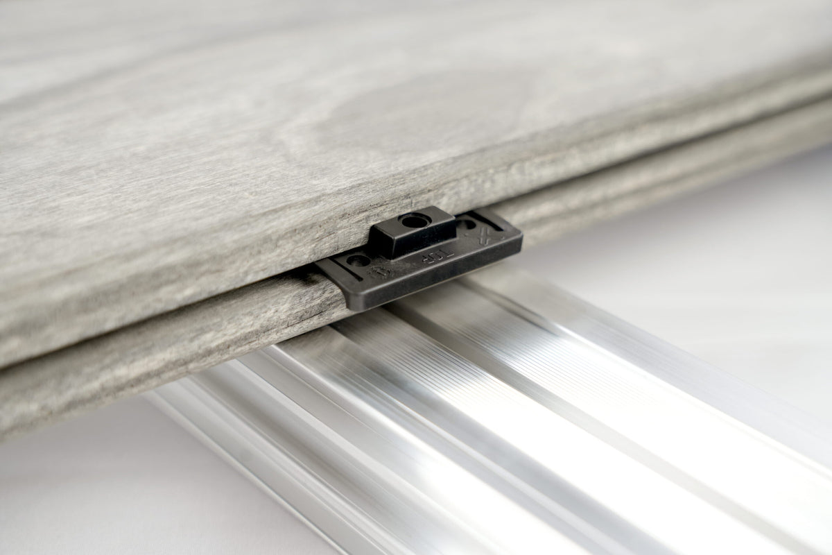 Terrassenverbinder PLATA an Acetylholz-Diele