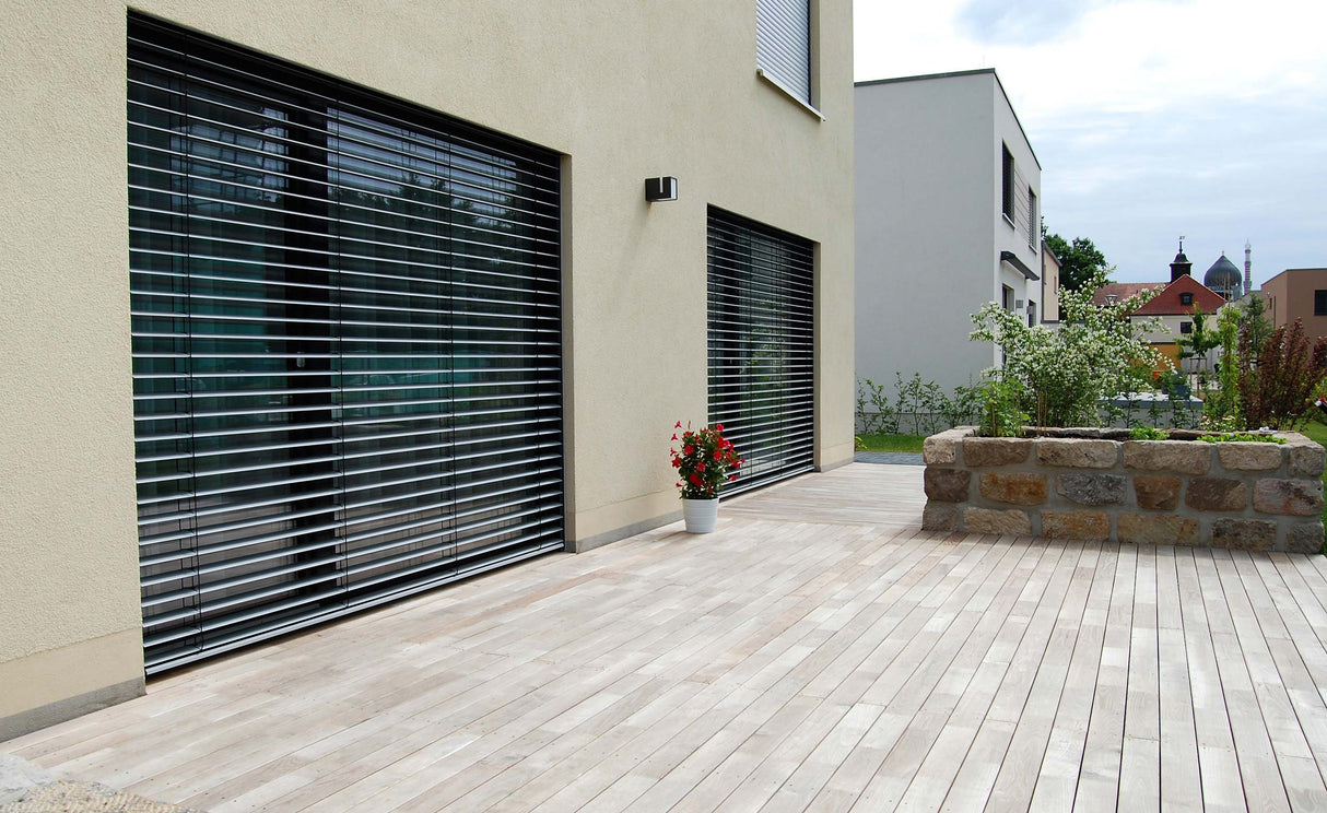 Terrassendiele Robinie 120 x 26 mm, glattkant, stehende Keilzinkung, bombiert